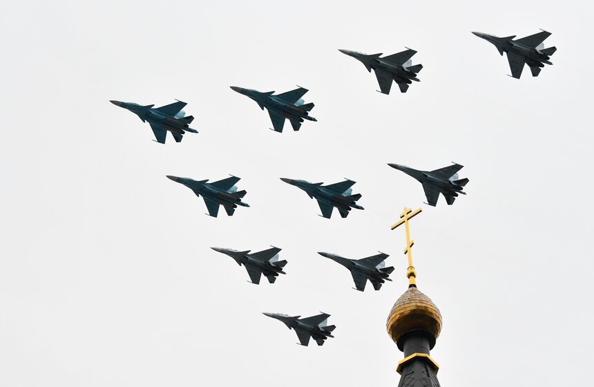 Авиапарад состоялся в небе над Москвой. Фото 15 фото