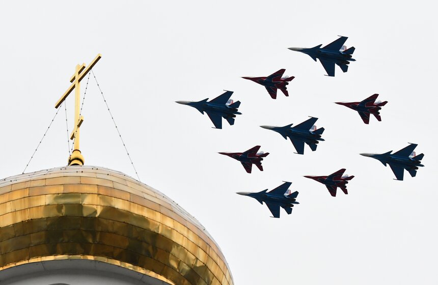 Авиапарад состоялся в небе над Москвой. Фото 19 фото