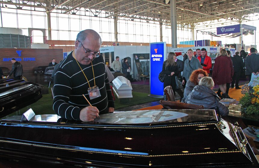 На ВВЦ открылась выставка ритуальных услуг "Некрополь 2013" 12 фото