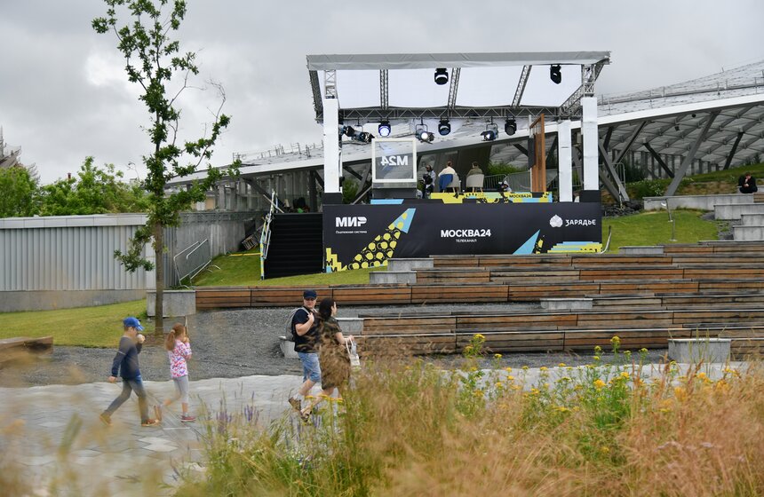 Летняя студия телеканала Москва 24 открылась в парке "Зарядье" 1 фото