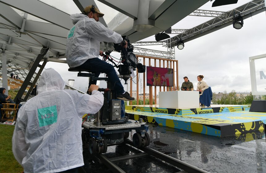 Летняя студия телеканала Москва 24 открылась в парке "Зарядье" 5 фото