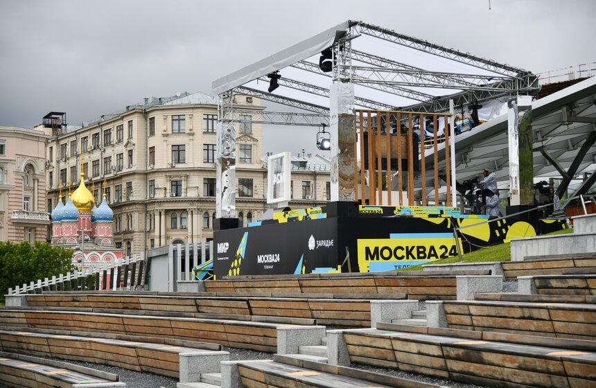 Летняя студия телеканала Москва 24 открылась в парке "Зарядье" 10 фото