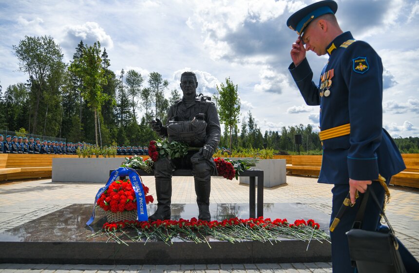 В парке "Патриот" открыли памятник Маргелову и сквер ВДВ "Аллея дяди Васи" 18 фото