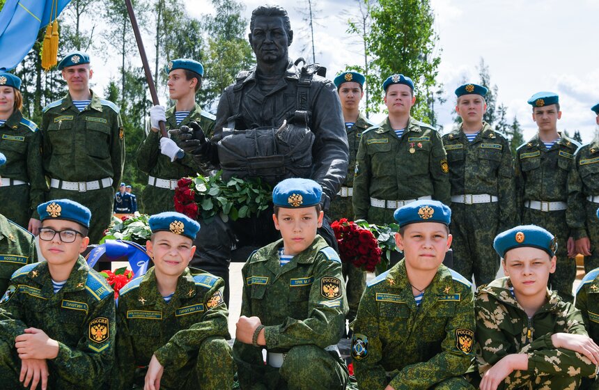 В парке "Патриот" открыли памятник Маргелову и сквер ВДВ "Аллея дяди Васи" 22 фото
