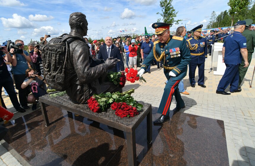 В парке "Патриот" открыли памятник Маргелову и сквер ВДВ "Аллея дяди Васи" 13 фото