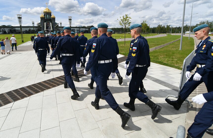 В парке "Патриот" открыли памятник Маргелову и сквер ВДВ "Аллея дяди Васи" 24 фото