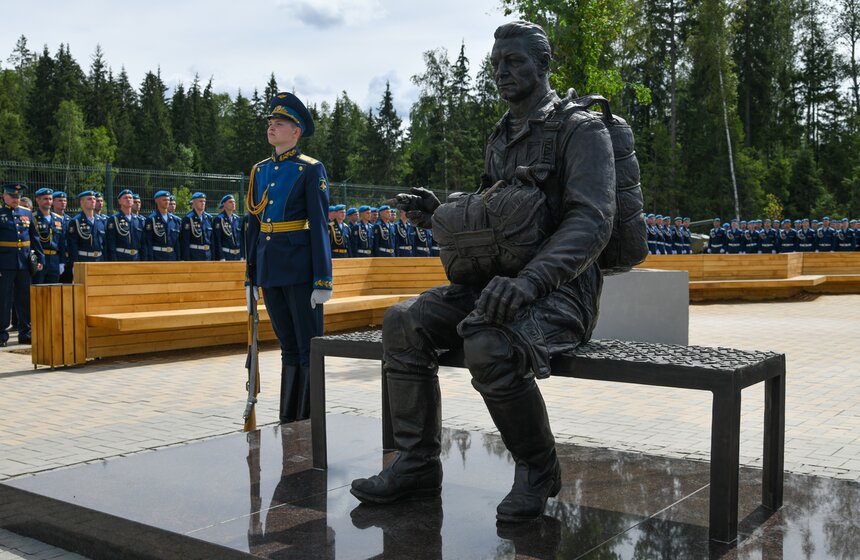 В парке "Патриот" открыли памятник Маргелову и сквер ВДВ "Аллея дяди Васи" 11 фото