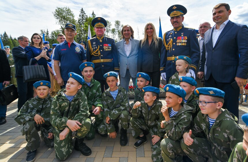 В парке "Патриот" открыли памятник Маргелову и сквер ВДВ "Аллея дяди Васи" 15 фото