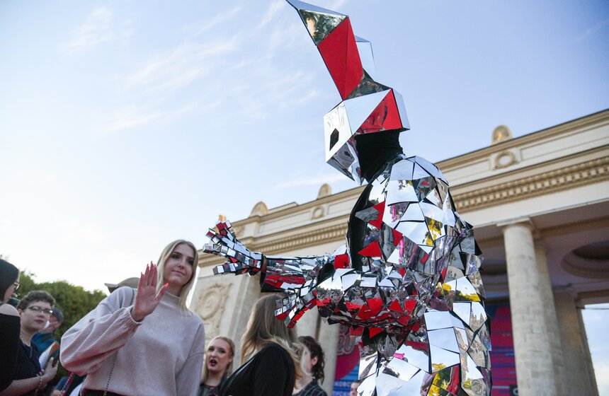 Выпускной 2020 прошел в Парке Горького 11 фото