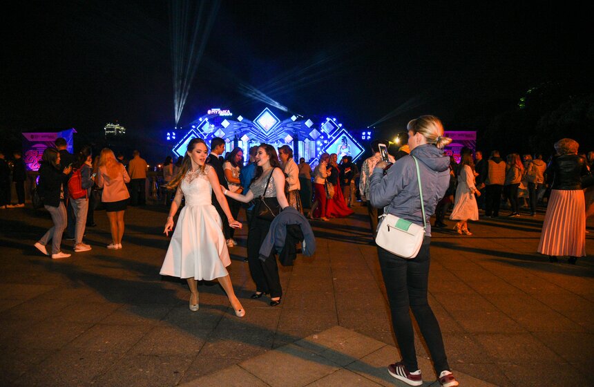 Выпускной 2020 прошел в Парке Горького 29 фото