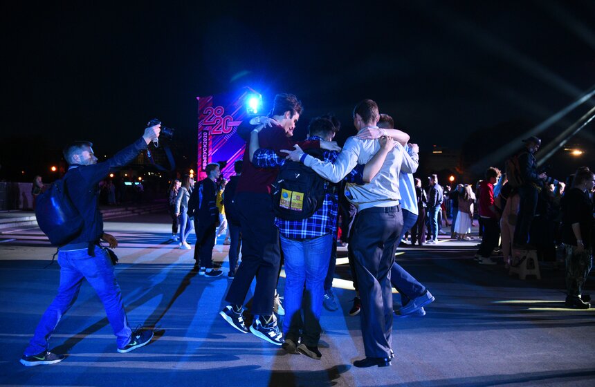 Выпускной 2020 прошел в Парке Горького 21 фото