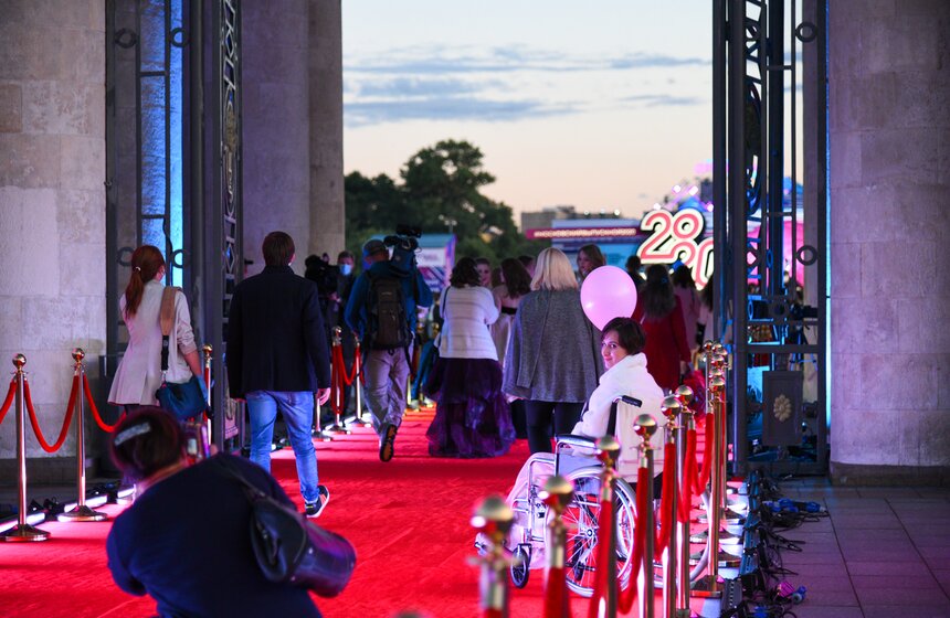 Выпускной 2020 прошел в Парке Горького 5 фото