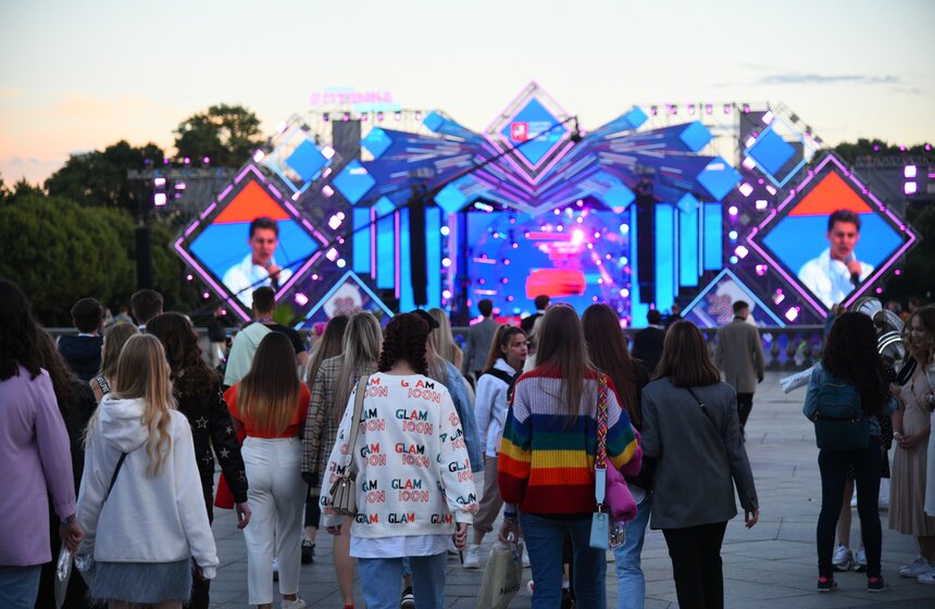 Выпускной 2020 прошел в Парке Горького 12 фото