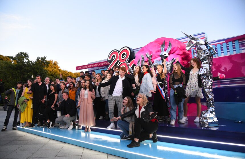 Выпускной 2020 прошел в Парке Горького 7 фото