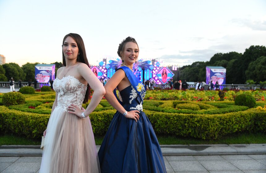 Выпускной 2020 прошел в Парке Горького 16 фото