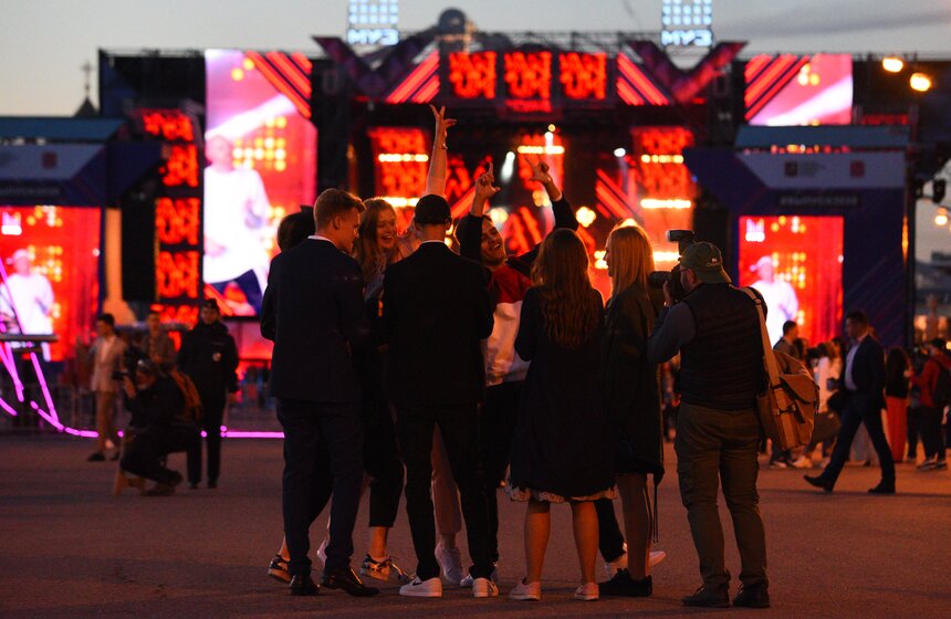 Выпускной 2020 прошел в Парке Горького 23 фото