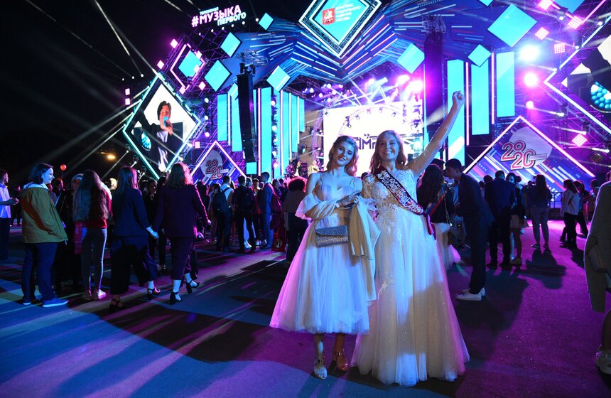 Выпускной 2020 прошел в Парке Горького 25 фото