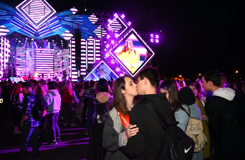 Выпускной 2020 прошел в Парке Горького 28 фото