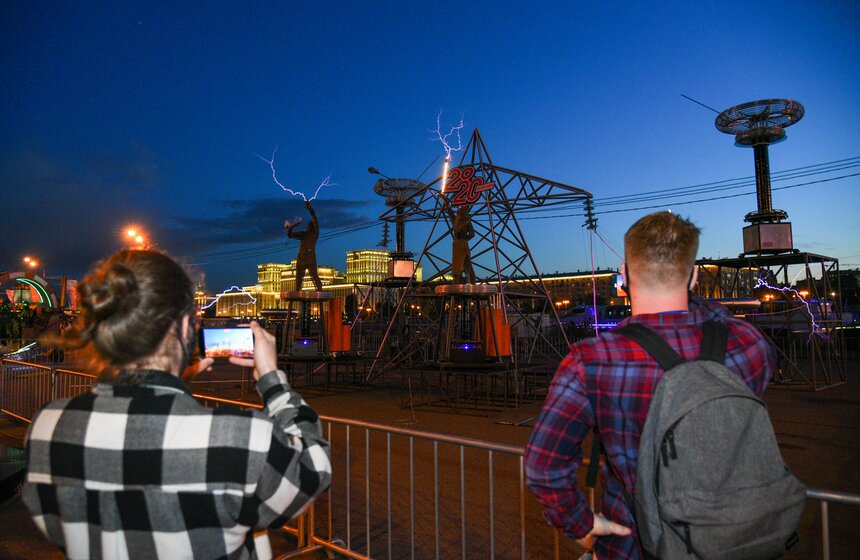 Выпускной 2020 прошел в Парке Горького 20 фото