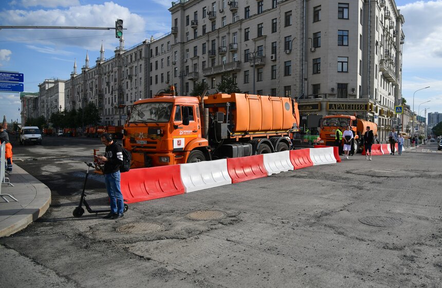 Участок Тверской улицы перекрыли для замены асфальта 3 фото