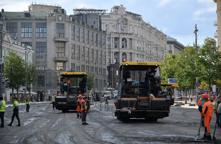 Участок Тверской улицы перекрыли для замены асфальта 24 фото