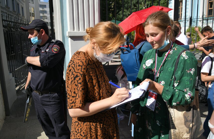 В Москве образовалась очередь в посольство Белоруссии 16 фото