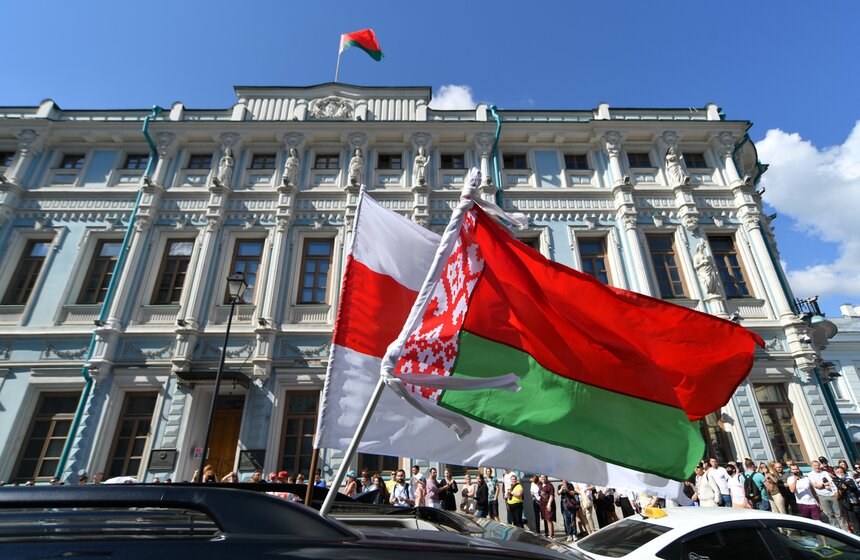 В Москве образовалась очередь в посольство Белоруссии 15 фото