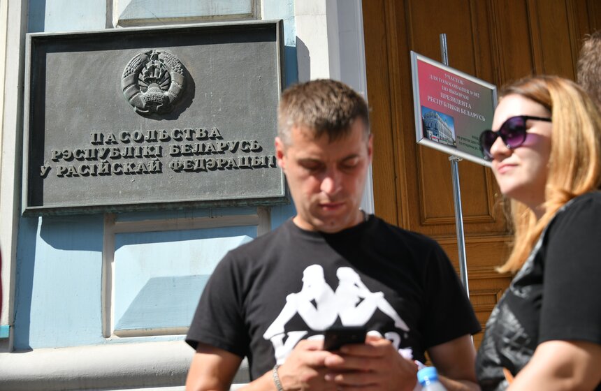 В Москве образовалась очередь в посольство Белоруссии 3 фото