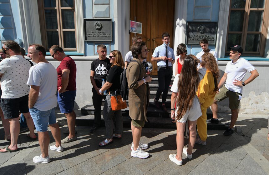 В Москве образовалась очередь в посольство Белоруссии 4 фото