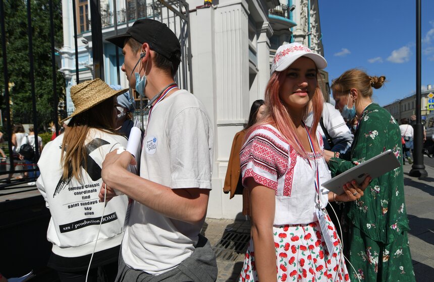 В Москве образовалась очередь в посольство Белоруссии 5 фото