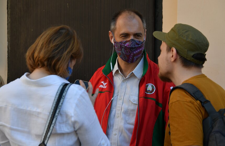 В Москве образовалась очередь в посольство Белоруссии 13 фото