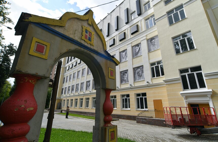 Фасад здания школы на Большой Академической украсит пианино ко Дню знаний 1 фото