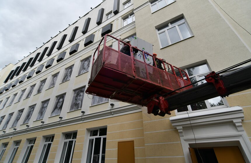 Фасад здания школы на Большой Академической украсит пианино ко Дню знаний 8 фото