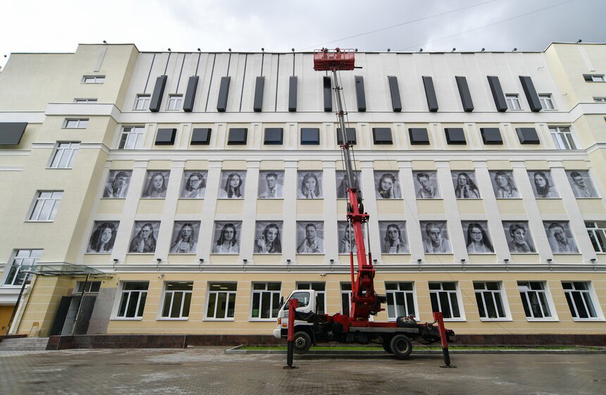 Фасад здания школы на Большой Академической украсит пианино ко Дню знаний 10 фото