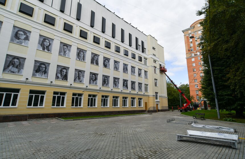 Фасад здания школы на Большой Академической украсит пианино ко Дню знаний 5 фото