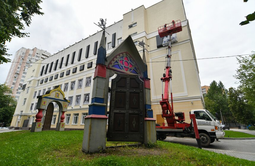 Фасад здания школы на Большой Академической украсит пианино ко Дню знаний 16 фото