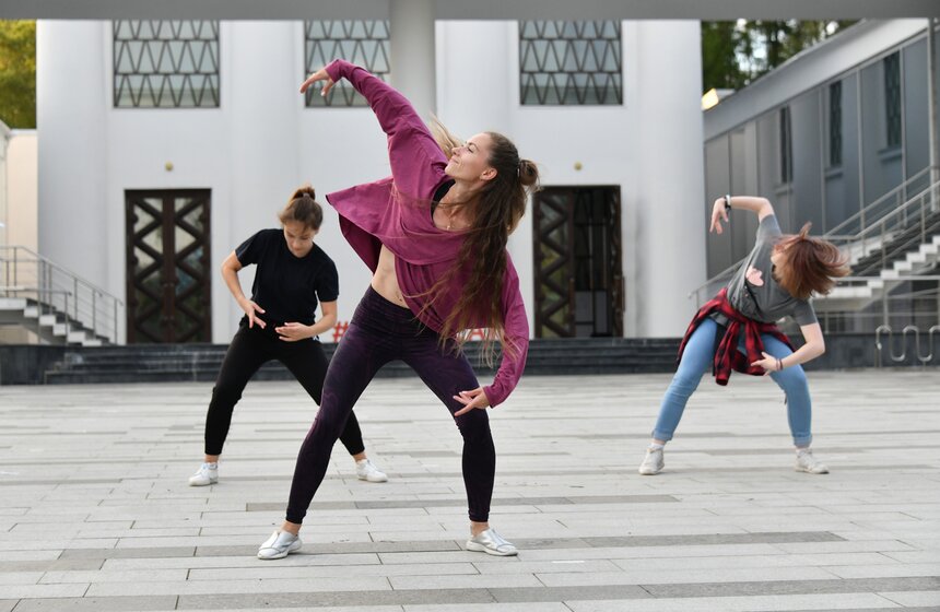 До конца лета на ВДНХ можно посетить мастер-классы по танцам народов России и бывшего СССР, латиноамериканским и другим направлениям