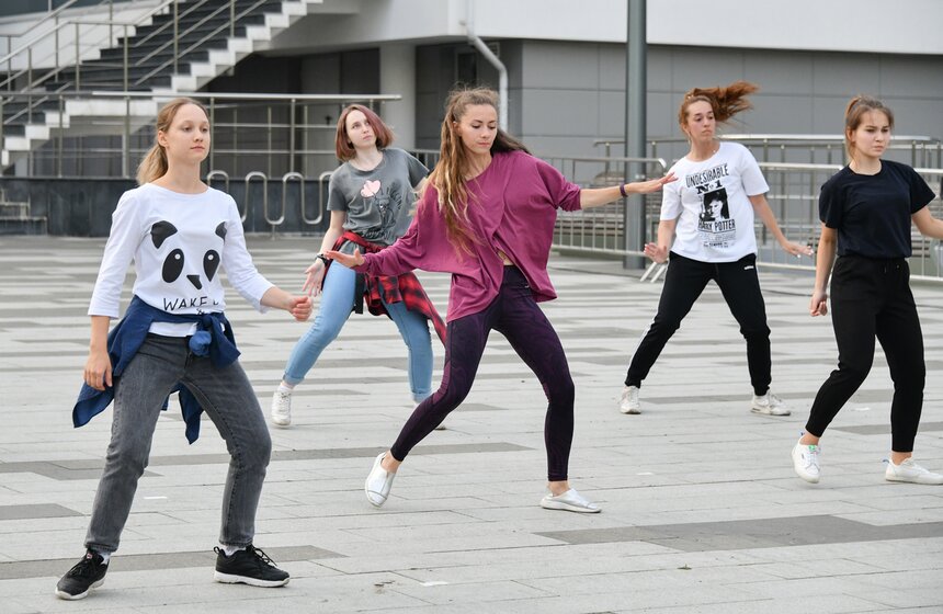 Параллельно с занятиями на улице в соцсетях ВДНХ и ТНТ публикуются видеоуроки