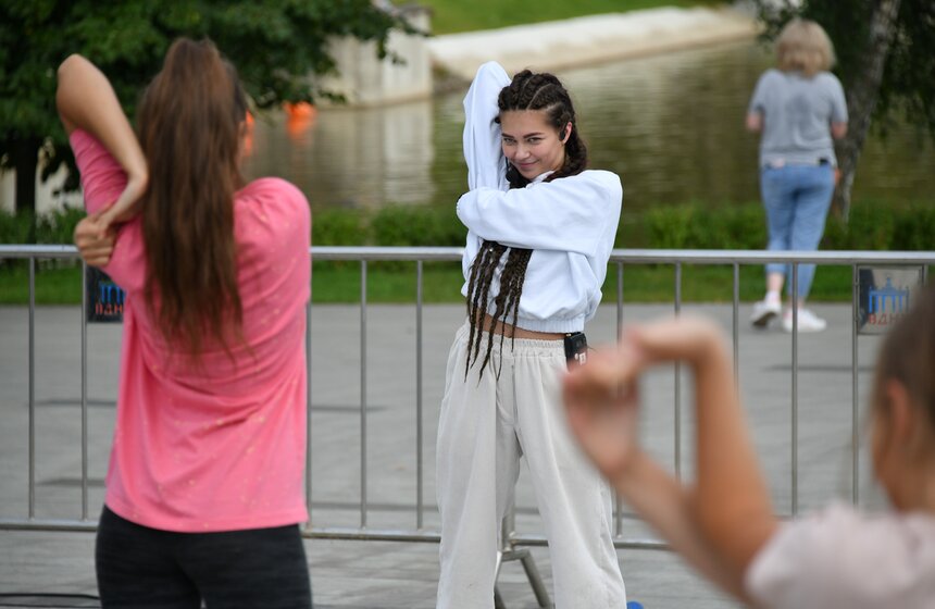 Танцевальные уроки проводят для горожан участники и победители разных сезонов проекта "Танцы"