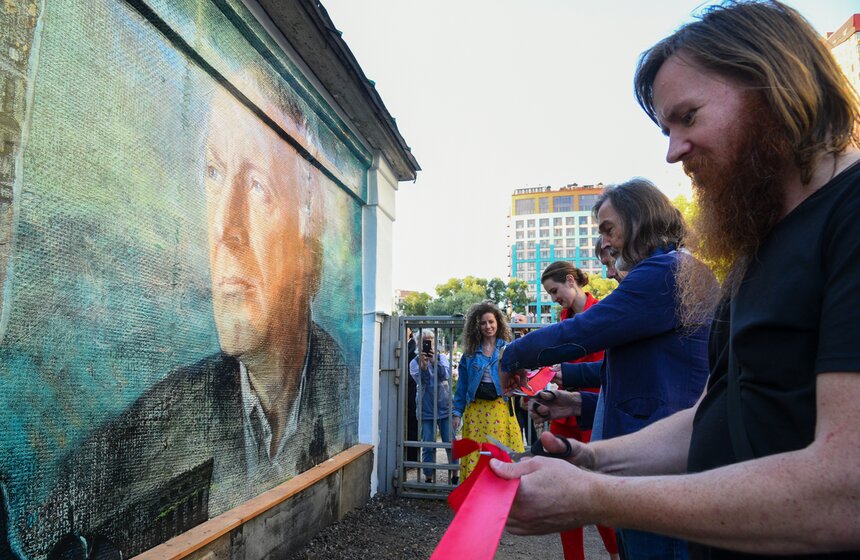 Фреска с портретом Бродского появилась в "Аптекарском огороде" 24 фото