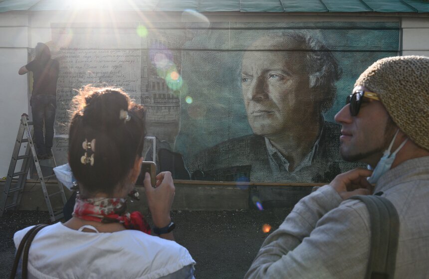 Фреска с портретом Бродского появилась в "Аптекарском огороде" 11 фото