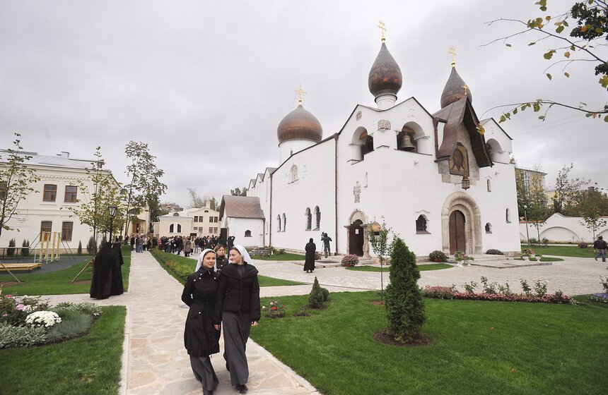 На территории Марфо-Мариинской обители милосердия, 2008 год