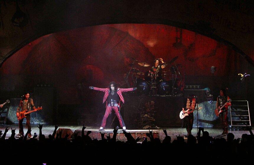 В "Крокус Сити Холле" выступил "Король ужасов" Элис Купер 1 фото