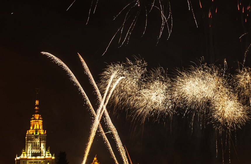 На Воробьевых горах прошло шоу фейерверков 9 фото