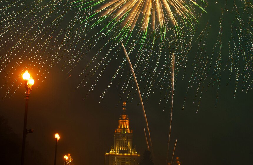 На Воробьевых горах прошло шоу фейерверков 7 фото