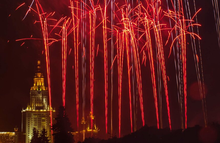 На Воробьевых горах прошло шоу фейерверков 4 фото