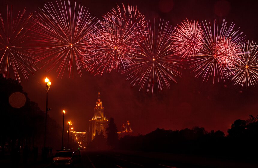 На Воробьевых горах прошло шоу фейерверков 3 фото