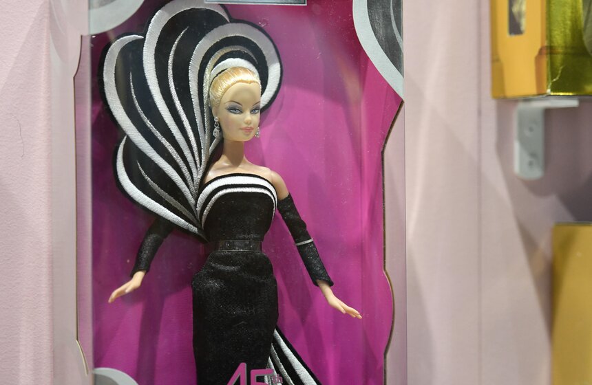 Ранее одним из самых дорогих экземпляров считалась кукла 1959 года выпуска. Ее продали в 2006 году на том же аукционе за 17 тысяч долларов.