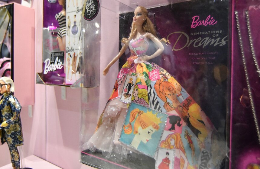 Из 10 тысяч тиражных экземпляров, созданных на весь мир, в Россию может дойти только около пяти штук. У Барби есть клуб коллекционеров, которые собирают экземпляры из серебряных, золотых и платиновых коллекций. Обычно такие куклы уходят в руки частников, обходя магазины.