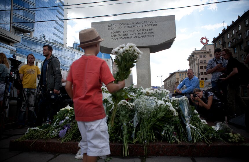 У Белого дома прошел митинг в память об августовском путче 3 фото